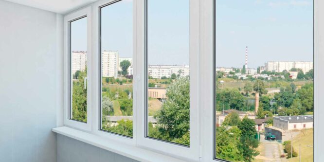 От чего зависит цена на остекление балкона и монтаж пластиковых окон